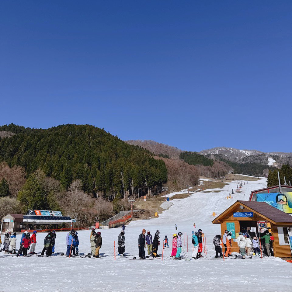 今シーズンラスト１日！
すんごい多くの皆さんにご来場いただき感激🥲✨
めいほうブルーの空の下で、いっぱいいっぱい楽しんで下さい🫶🩵🩵感謝！
#めいほうスキー場 
#めいほうDJ  #藤井聡美