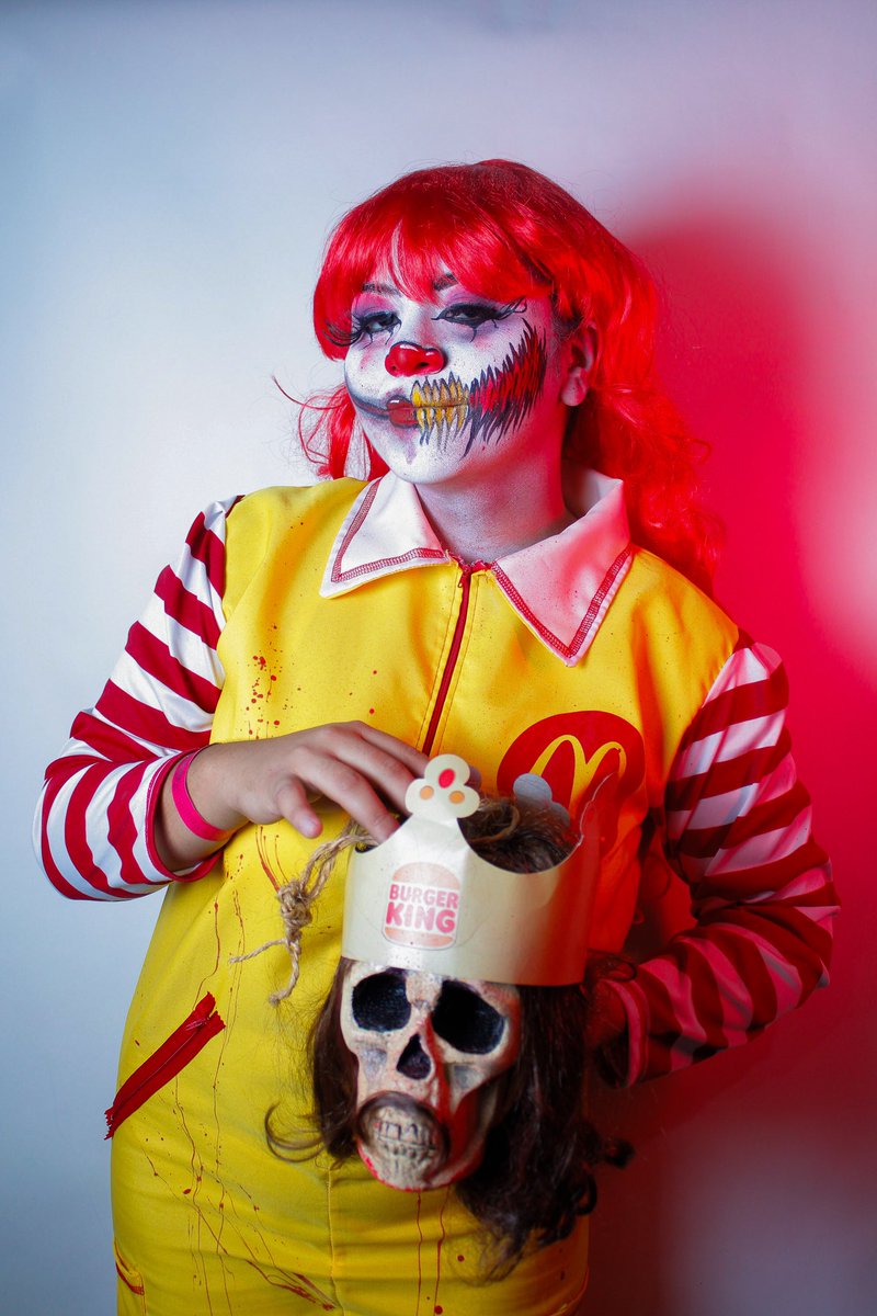 AlondraMor60254's tweet photo. I’m Loving it 🍔🍟🩸! ¿Burger King o Mac Donald’s ? 🤴🏻💀

#macdonalds🍟 #comic #fotografia #cosplay #caracterizacion #terror #makeuphorror #post #postinstagram https://t.co/N8WRI7Rx1t