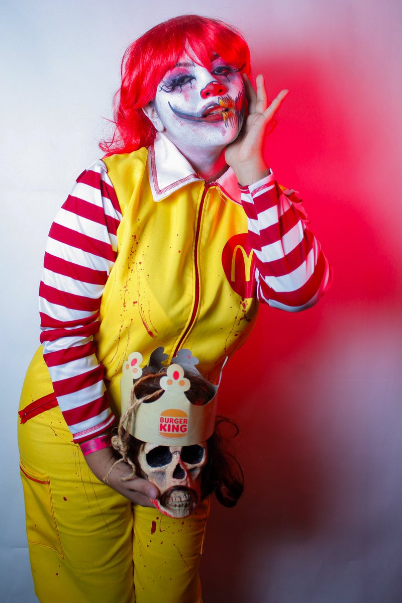 AlondraMor60254's tweet photo. I’m Loving it 🍔🍟🩸! ¿Burger King o Mac Donald’s ? 🤴🏻💀

#macdonalds🍟 #comic #fotografia #cosplay #caracterizacion #terror #makeuphorror #post #postinstagram https://t.co/N8WRI7Rx1t