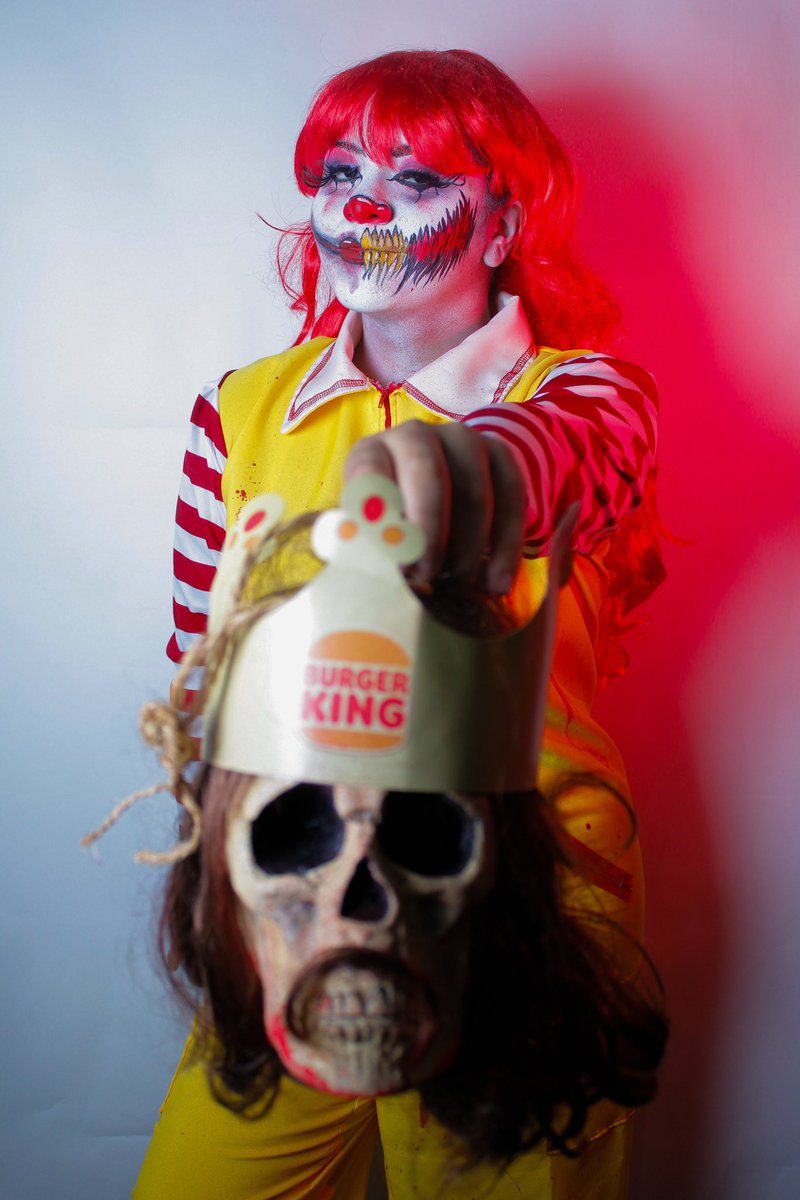 AlondraMor60254's tweet photo. I’m Loving it 🍔🍟🩸! ¿Burger King o Mac Donald’s ? 🤴🏻💀

#macdonalds🍟 #comic #fotografia #cosplay #caracterizacion #terror #makeuphorror #post #postinstagram https://t.co/N8WRI7Rx1t