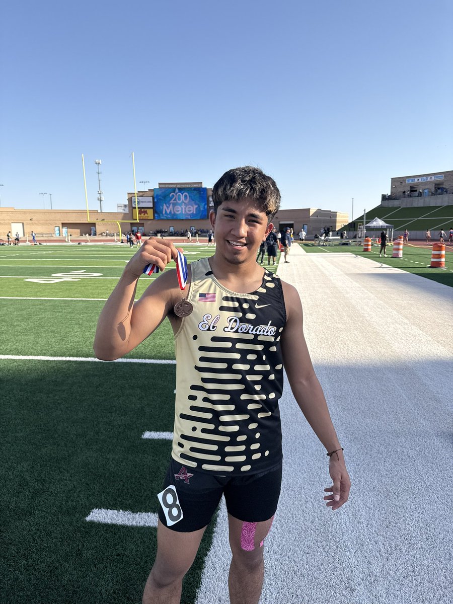 SarinanaEDHS's tweet photo. Issac Gutierrez comes from behind to secure 3rd place! 🥉 on to regionals!! 
@EDAztecs_HS @Coach1Martinez @klopez_EDHS @CoachCpat_JHM @Coach_Soto5 @CoachRamirez__ https://t.co/DkOcy7gdS9