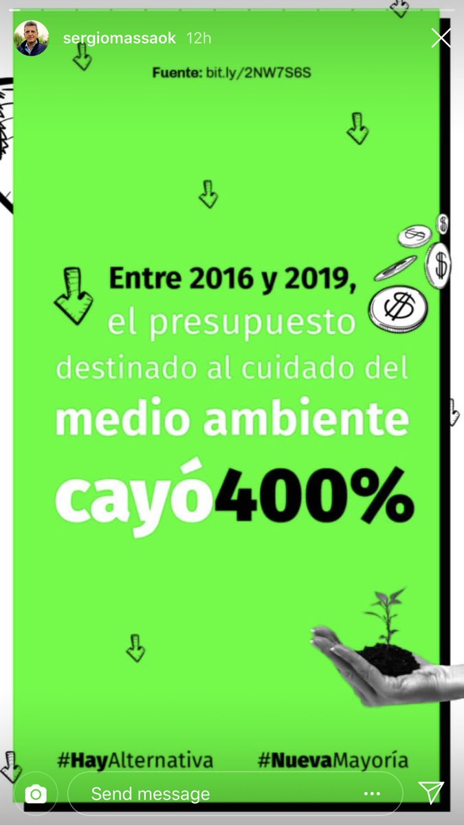 TraductorTeAma's tweet photo. 🇦🇷✅¿Por qué la salida del cepo de Javier Milei no tiene absolutamente nada que ver con lo que hizo Macri? Explico.
Como hay mucha gente diciendo "esto ya lo viví" cuando NINGÚN argentino vivo vivió esto me parece importante desarrollarlo. Primero voy a empezar por explicar cómo era el esquema con Macri y luego voy a seguir con el de Milei.

⚠️🚨 1)¿Por qué el macrismo fue un desastre monetario y tuvo inflación alta con "emisión 0"?
LELIQS y pasivos remunerados ATP (Apto para todo Público)
Una crítica CONSTRUCTIVA en idioma simple para que pueda ser entendida por todos. Esto los liberales lo decíamos hace 8-9 años. Hoy tal vez lo puedan ver mejor.

El Ex Presidente Mauricio Macri había anunciado en su momento "emisión monetaria 0".
La emisión 0 de Macri era una mentira. No se imprimían tantos pesos -creación primaria de dinero- pero se esterilizaba base monetaria (depósitos bancarios) vía colocación de pasivos remunerados del banco central (Deuda del BCRA) que devengaban intereses, las famosas LEBACS y LELIQs.
A eso hay que sumarle las reservas que se compraban y contra las cuales emitían LELIQs. O sea que tenían un costo que llegó a 73% anual en la nominalidad de aquel entonces.

Vamos a dar unas vueltas en los conceptos hasta aquí nombrados para que puedan comprenderlo mejor los que no son del rubro: La esterilización monetaria se hacía con la intención de que quede "retenida" la masa de pesos y de esta forma evitar que circulen por la economía como medida anti-inflacionaria.

El tema es que nadie congela sus depósitos gratis. Nadie tiene pesos quietos en un contexto altamente inflacionario a cambio de nada. Nadie pospone consumo presente a interés 0%. Esos depósitos eran básicamente Plazos Fijos en Bancos. Los Plazos Fijos eran colateral de fondos de inversión a 24hs.
24hs = Líquido casi peso crocante.

Entonces la contraparte de los depósitos a Plazo Fijo eran LELIQS (Letras de Liquidez). Estos pasivos monetarios remunerados devengaban intereses; vencido el plazo había que pagar las letras + intereses devengados. Estos intereses devengados son "creación secundaria de dinero".

Por ende teníamos emisión 0 pero aumentaba el multiplicador monetario. ⚠️Y a todo esto: ¿Cómo paga los intereses de los pasivos monetarios remunerados un estado que no genera flujo de ingresos suficientes para abordar los mismos?

Si tenés intereses reales en pesos y déficit fiscal, a la larga no te queda otra que bajar el gasto público,  aumentar impuestos o IMPRIMIR PESOS. El génesis de esta estrategia estaba en la idea de no bajar gasto.
Macri no era partidario de la motosierra. De la misma forma que en 2025 dice que no es necesaria la motosierra en CABA, el no vio pertinente una motosierra profunda en el Estado Nacional mientras fue presidente. Ellos creían que "Si la economía crecía, la economía se monetizaba y se solucionaba el tema".
Un Banco Central no debería tener esos pasivos si es independiente.

Entonces con las LELIQS de Macri: "esterilizamos moneda" para evitar la circulación monetaria pero nos metimos en un círculo vicioso que devenga intereses genera más déficit y promueve la creación secundaria de dinero que termina en creación primaria para cubrir el bache financiero!!

¿Para qué esterilizamos moneda en primer lugar? Para no bajar el gasto (no ajustar política).
⚠️A todo este problema se le suma que en la era Macri pusieron el famoso Impuesto a la Renta Financiera impulsado por Sergio Massa y apoyado por Cambiemos.

Acá queda claro que la política monetaria estaba en manos de gente que no entendía NADA de moneda o NO QUERÍAN entender y por eso decían "Ay no sabemos por qué hay inflación".
A esta altura se preguntarán qué tiene que ver el impuesto a la renta financiera con esto.

1.A: ¿Cuál fue el efecto del impuesto a la renta financiera macrista -impulsado por Lucas Llach- y cómo se relaciona con el tema?
Recordemos lo dicho antes, las LELIQ son colateral de los Plazos Fijos. Y con el impuesto a la renta financiera se pagaban impuestos por ganancias NOMINALES sobre plazos fijos que dieron pérdidas REALES.
DESTRUYÓ LA DEMANDA DE DINERO. SE PULVERIZÓ LA DEMANDA DE PESOS.

¿Entonces qué teníamos? Teníamos un nuevo impuesto legislado a los depósitos bancarios remunerados QUE PERDÍAN PLATA. Como dijimos antes, NADIE sacrifica consumo presente para perder plata.

Ahora se pone complejo, pero no puedo simplificarlo más que esto.. Necesito que me sigan con atención y que recuerden las 3 formas de cubrir los intereses devengados por las LELIQs: Cortar gastos / Aumentar impuestos / Emisión Monetaria

⚠️El macrismo fue por el aumento de impuestos con  el impuesto a la renta financiera que recaudó USD 100M y perdió USD 15.000M en inversiones anuales.

Además y LO PEOR: le subió la tasa de interés 30% a todas las Pymes, pequeños inversores y todo aquel que compré algo financiado. (no es comparable la tasa de 30% de aquel entonces con el 25% actual)

Ya no tenía sentido depositar fondos para perder plata por impuestazos. El individuo podía no depositarlos y listo pero los Pasivos Remunerados el BCRA (LELIQ) había que recolocarlos ya que vencen cada 7 y 14 días. O los recolocas o los pagas. Plata para pagar no había.
Acababan de aumentar impuestos para cubrir este bache pero terminaron recaudando menos que si no hacían nada y encima provocaron una salida de depósitos bancarios que pegó directo en la tasa de interés sobre la cual se financiaban las empresas y COLOCABA el Estado sus LELIQS.

El Estado terminó recaudando menos y pagando más por financiarse. Recordemos que este impuesto APOYADO POR JUNTOS POR EL CAMBIO fue ideado por SERGIO MASSA. Un tipo que en ese entonces decía imbecilidades como que un presupuesto podía caer 400%. O sea, un delincuente anumérico. Pero así y todo, Cambiemos lo apoyó. Era obvio que iba a terminar mal. Rompieron todo. Lamentablemente, ese tipo terminó siendo EL PEOR Ministro de Economía de la historia.

En el medio de todos estos acontecimientos teníamos a muchos MBA en Finanzas que nos decían que la tasa que se pagaba por las Leliqs era menor que la tasa del endeudamiento que se contraía entonces si cubríamos riesgo sarasa y pisabamos la tasa local y sarasa y muchos IF IF IF....
Proponían complejidades estrictamente académicas con un presidente que NO era Milei, con una motosierra inexistente y con un Estado cuyo gobierno estaba lleno de Radicales hiperinflacionarios, Lilitos, Piters Robledos y Carolinas Stanleys financiando a Grabois (Stanley le dio 30.000 millones de pesos de 2016 a los piqueteros).

Entonces sostenían que SI TODO ESO, que era un desequilibrio delirante, salía bien por algún milagro.. íbamos a CRECER y si CRECÍAMOS solucionabas todos los problemas de demanda de dinero; entonces las LELIQs era una forma de crecer sin ajuste.
Decían literalmente eso, "Crecimiento sin ajuste".
Volvemos a lo que siempre nos dicen SI CRECEMOS SOLUCIONAMOS TODO.
Pero nunca vamos a lograr crecer en medio de tremendo desequilibrio y delirio cuasi inexplicable por gente que se dedica a esto.

Le cobraron renta financiera a los plazos fijos de la empresas que se trataron de cubrir de la inflación.
El gobierno de Macri defaulteó los bonos en pesos y "reperfiló" -nació esa palabra- a los FCI... terminaron entregando bonos (no soberanos a asalariados) con la plata del monotributista, congelando precios, emitieron moneda y aún así TODAVÍA teníamos LELIQs. Después vino Alberto y todo fue aún peor. Después de Alberto Fernández apareció Massa que hizo exactamente lo mismo pero muchísimo más desquiciado aún.

La salida a todo ese delirio era liberal, de shock y sin gradualismo.
La casta política históricamente fue muy creativa para no bajar el gasto público. Todo eso se dio por gastar más de lo que ingresa y habiendo agotado las fuentes de financiación externa aún quisieron insistir en hacer alquimia fiscal.
Massa EMPEORÓ todo. Casi nos lleva a una hiperinflación. En realidad, si no teníamos a Milei... era una hiperinflación cantada que pulverizaba la moneda nacional.

La alquimia fiscal NO EXISTE. GASTEN MENOS.
Quiero recordar que bajo el mandato anterior:
- Los kirchneristas no entendían lo que decíamos.
- Algunos de JxC nos miraban raro.
- El ultramilitante de cambiemos nos insultaba y bloqueaba solo por hacer una crítica fundamentada.

___________________________

2) 🇦🇷✅ FUERZAS DEL CIELO. GRACIAS PRESIDENTE MILEI @jmilei . GRACIAS TOTO @LuisCaputoAR .
No voy a explicar todo el camino transcurrido hasta acá, de la misma forma que omití todo los delirios de Massa. Voy a dar un pantallazo de actualidad pero con las novedades del día en el que sacamos el cepo.

- Con el acuerdo con el Fondo Monetario Internacional que YA SE CONFIRMÓ + otros organismos estaríamos cerca de los 50.000 millones de dólares de reservas brutas.
- La Base Monetaria a tipo de cambio oficial es aprox 25.000 millones de dólares
- La base monetaria a tipo de cambio libre es aprox 20.000 millones de dólares.
- La base amplia son aprox 35.000 millones de dólares

Los pesos tendrían más del doble en respaldo que en la época de la convertibilidad. Es algo histórico para Argentina. No hay pesos. Y se siguen reduciendo la cantida de pesos.

✅ Todo esto se da con superávit fiscal. 
⚠️🚨Mientras estaba la convertibilidad había déficit fiscal que fue el gran problema de los 90s.

Los que dicen "esto ya lo viví" mienten. Esto no lo viviste nunca. Ni en 100 años vivimos esto.

En el Banco Central se va a hacer exactamente lo opuesto que hicieron los kukas. 
Los kukas para sacarles reservas al BCRA les colocaban "letras intransferibles no monetizables". Pasivos de clavo al BCRA.
Ahora se va a hacer lo opuesto. Se le van a recomprar las letras intransferibles al BCRA y se le van a dar dólares al BCRA.

¿Por qué no aumenta la deuda? Porque estás cancelando deuda del BCRA. Se anula la operación pero mejora la hoja contable del Banco Central.
Como la operación se va a hacer a precios de mercado y el tipo de cambio oficial supera el valor de mercado de las letras intransferibles PODRÍA darse la situación de que esto CANCELE DEUDA. O sea, no sería neutro, sería desendeudador.

Los pesos van a estar respaldados.
La base monetaria amplia está constante.
El gasto público está constante.
El superávit fiscal debería ir en ascenso.

El gobierno de Milei ya compró 25.000 millones de dólares. Y unos 19.000 millones fueron a PAGAR DEUDA que nos dejaron los kukas.
O sea... 

Entonces.. ELIMINAMOS el cepo. Y no se hizo de la misma forma que lo hizo Macri.

Personas humanas: flujo USD 100% liberado.

Personas jurídicas: Financiamiento ya estaba liberado.
Flujos de dividendos de 2025 en adelante 100% liberado (a partir de 2025)

Stocks previos a 2025: Nueva serie de Bopreal (100% lógico).

Importador: se puede pagar en el momento que el producto llega al país. Plazo de 30 días eliminados 

Pymes que no tienen CC: pueden pagar desde el momento del despacho.

Bienes de capital:
Pueden pagar 30%anticipado 50% al despacho de origen y 20% al registro en el país.

Eliminado el limite de los 200 usd.
Eliminada la 7340 (CORRO EN PIJA POR LA CALLE)
Eliminada la carga impositiva en la compraventa 
Eliminados los registros.

Hay superávit.
Hay cada vez menos pesos.
Renovamos el SWAP con China.
Tenes al Secretario del Tesoro viniendo en medio de una guerra comercial a la Argentina. Y desde Argentina va a transmitir hacia todo el mundo via Bloomerg.

Esto no lo vivimos nunca, hermano.
Disfruten.
Gracias eternas a todos los que hicieron esto posible.
Gracias eternas a los mandriles que lo lloran. El progreso es inevitable. La Libertad Avanzará, el cielo los aplastará.
Durante muchos años estuvimos gobernados por delincuentes.

NO EXISTE PLAN ECONÓMICO ARGENTINO NI DEL MUNDO PARECIDO A ESTE.
NO HAY REGISTROS HISTÓRICOS.
ESTO ES NUEVO.
@Sweden VAYAN PULIENDO EL NOBEL DE ECONOMÍA PARA JAVITO.

VAMOS A SER POTENCIA MUNDIAL.

Argentina será próspera.