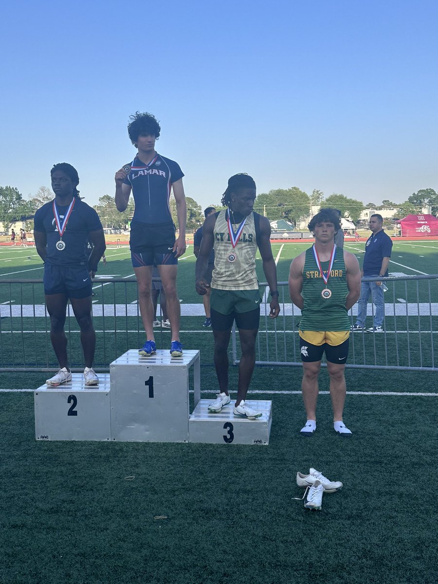 DK qualifies for area with a 4th place finish in the 100m !!!! 👏🏾👏🏾 Runs 10.67!