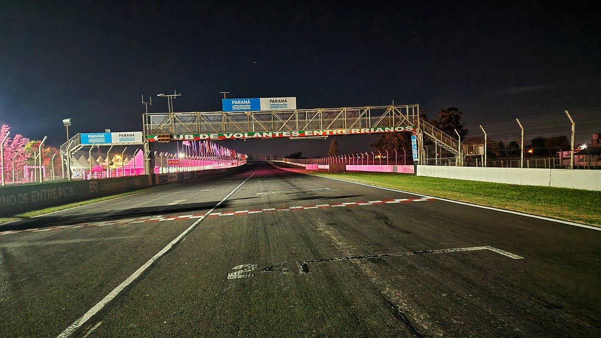 La noche en <a href="/CVEoficial/">Club de Volantes Entrerrianos Autodromo de paraná</a> a la espera del 🌞 para que el <a href="/TurismoPista/">Turismo Pista</a> vuelva a rugir en tierra entrerriana 🏁
