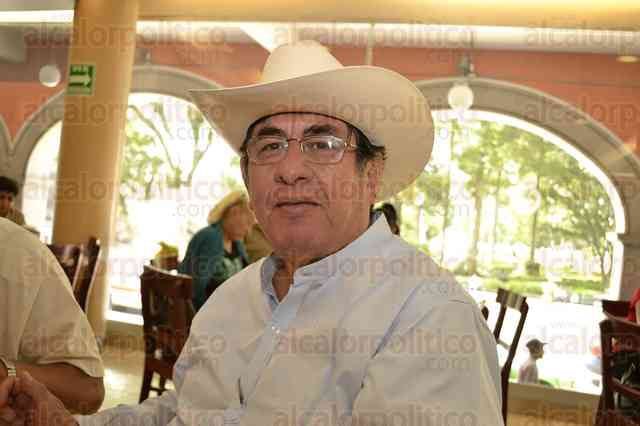 HectorYunes's tweet photo. Otra terrible tragedia en Tuxpan...

Hace menos de un mes, vía telefónica, Rubén Cruz Sagastume me comentaba que cada semana había, mínimamente, un tuxpeño asesinado. Hoy fueron dos, un restaurantero y el mismo Rubén. https://t.co/Sxd4aXBpYW