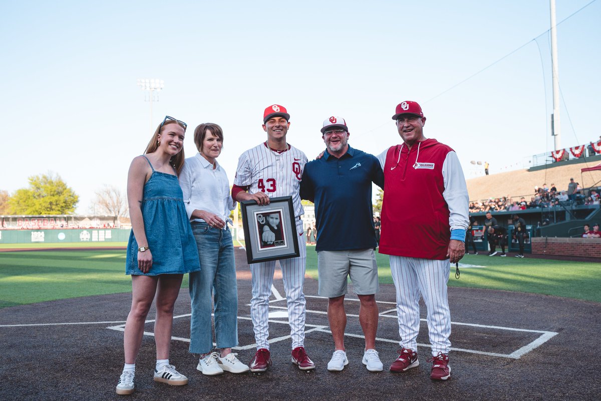 OU_Baseball's tweet photo. always a special night honoring Mitch with the Whitaker family 🩵

congrats to our 2025 Go Mitch Go Award winner, @Dylan_Crooks7! https://t.co/tc63Qt850R