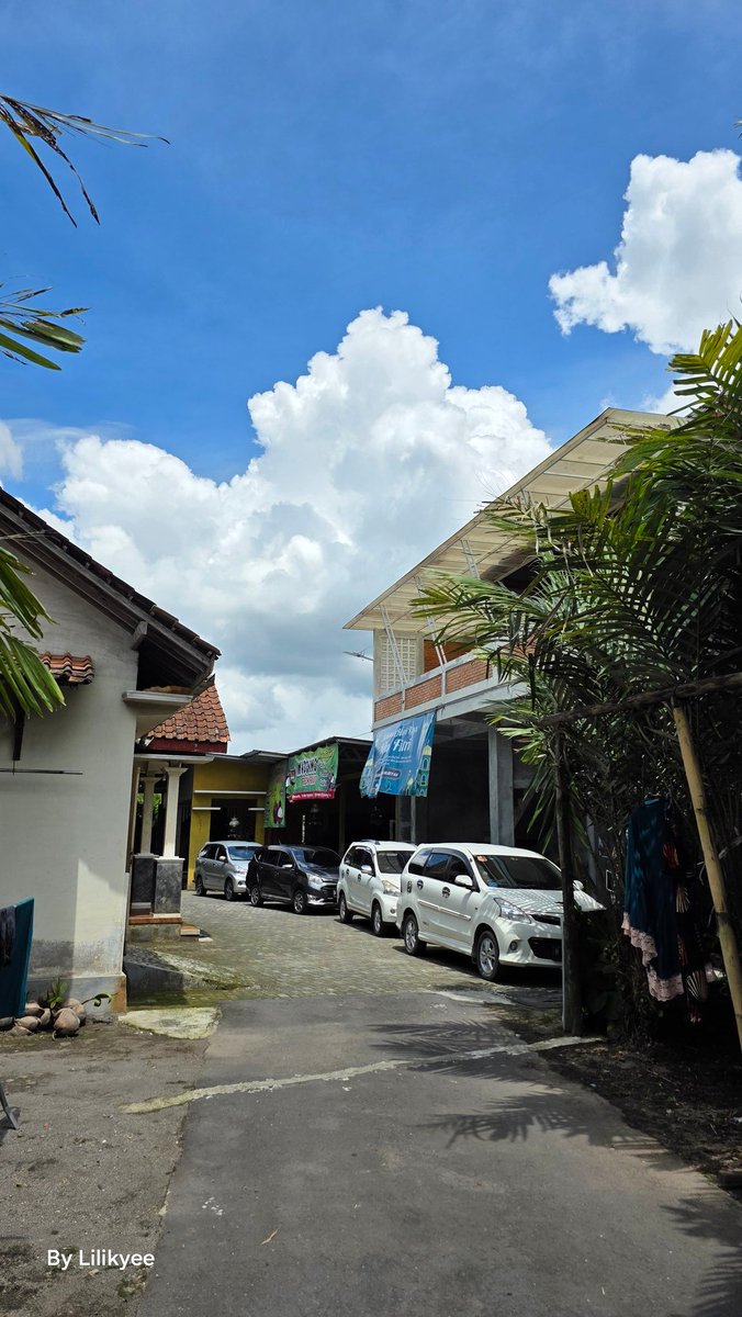 lilikyeee's tweet photo. @tanyarlfes S25 ultra video stabil, camera jernih banget, depan atau belakang, wide mauoun makro cernih. Zoom bisa jauh banget, namun perpindahan camera saat zoom masih kelihatan berkedip. AI nya jg sangat membantu. https://t.co/mplINOtSWc