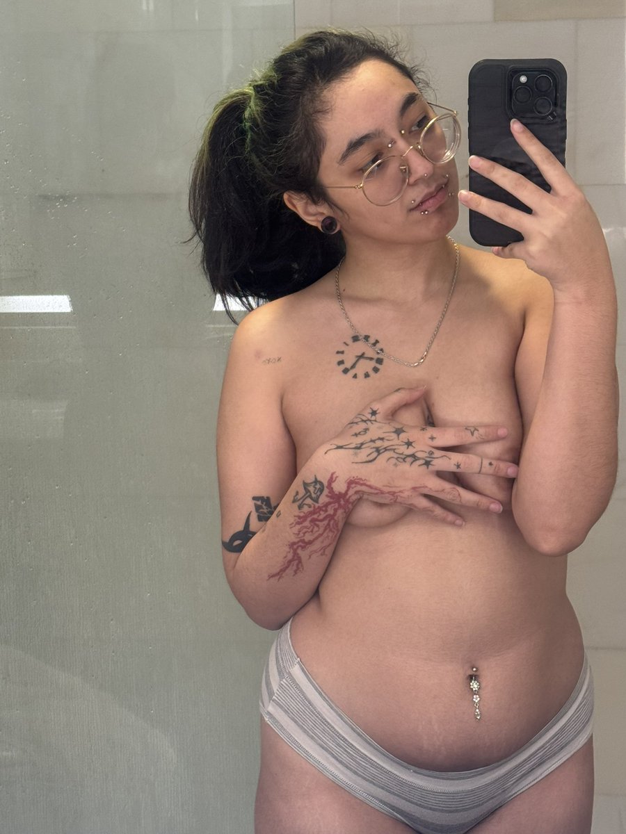 ffayeshuu's tweet photo. this mirror in my hotel bathroom was so beautiful, it would’ve been even prettier with ur money in my account but oh well https://t.co/SLVFRkV8n1