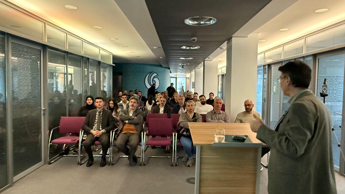 Yunus Emre Berlin Konferansları kapsamında, Türk Tarih Kurumu Bilim Kurulu asli üyesi Doç. Dr. Yunus Uğur’u misafir ettik. 

“Dünya Şehir Tarihi Bağlamında Osmanlı Şehirleri” adlı konferansta; şehirlerin inşası, idaresi, ekonomik, sosyal ve kültürel özellikleri üzerinde duruldu.