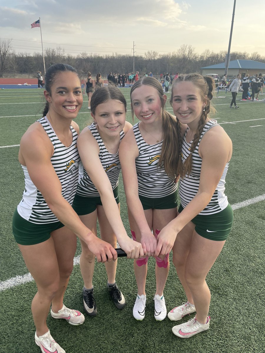 4x200 with a 1st 🥇 finish and now 7th on Hempstead outdoor Top 10
💚🐴💛