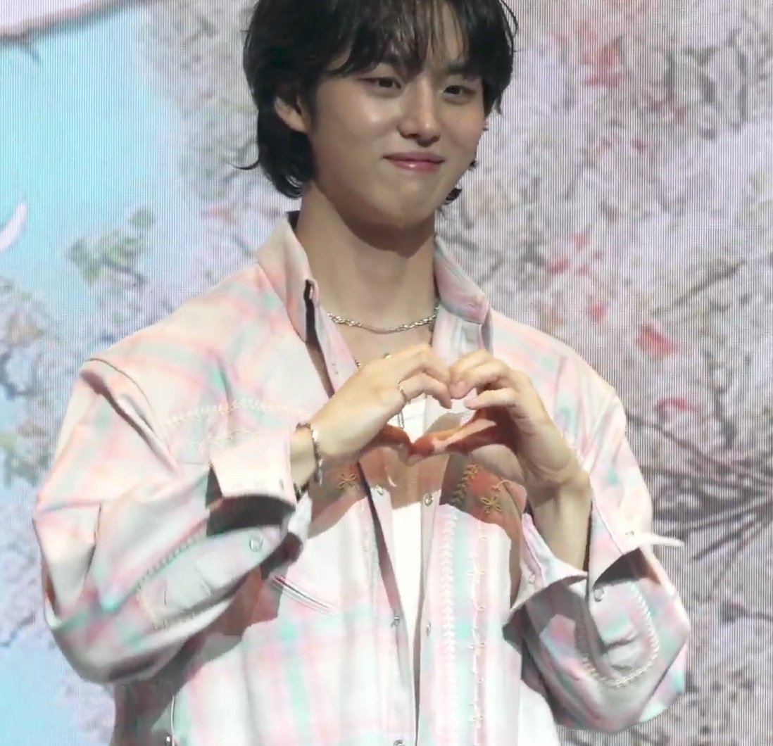 notwcake's tweet photo. Superstar Hongseokie 🐥💖 https://t.co/2JG9WqpsVP