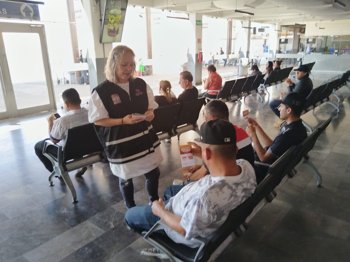SonoraSeguridad's tweet photo. En esta Semana Santa 2025, elementos de PESP, personal de Prevención del Delito y C5I de la #SSPSonora realiza Operativos Informativos en #Navojoa, #Álamos, #Hermosillo y #Esqueda para compartir la función de la línea 9-1-1 de emergencias y 089 de denuncia anónima y segura. https://t.co/wMRRpuZYnu