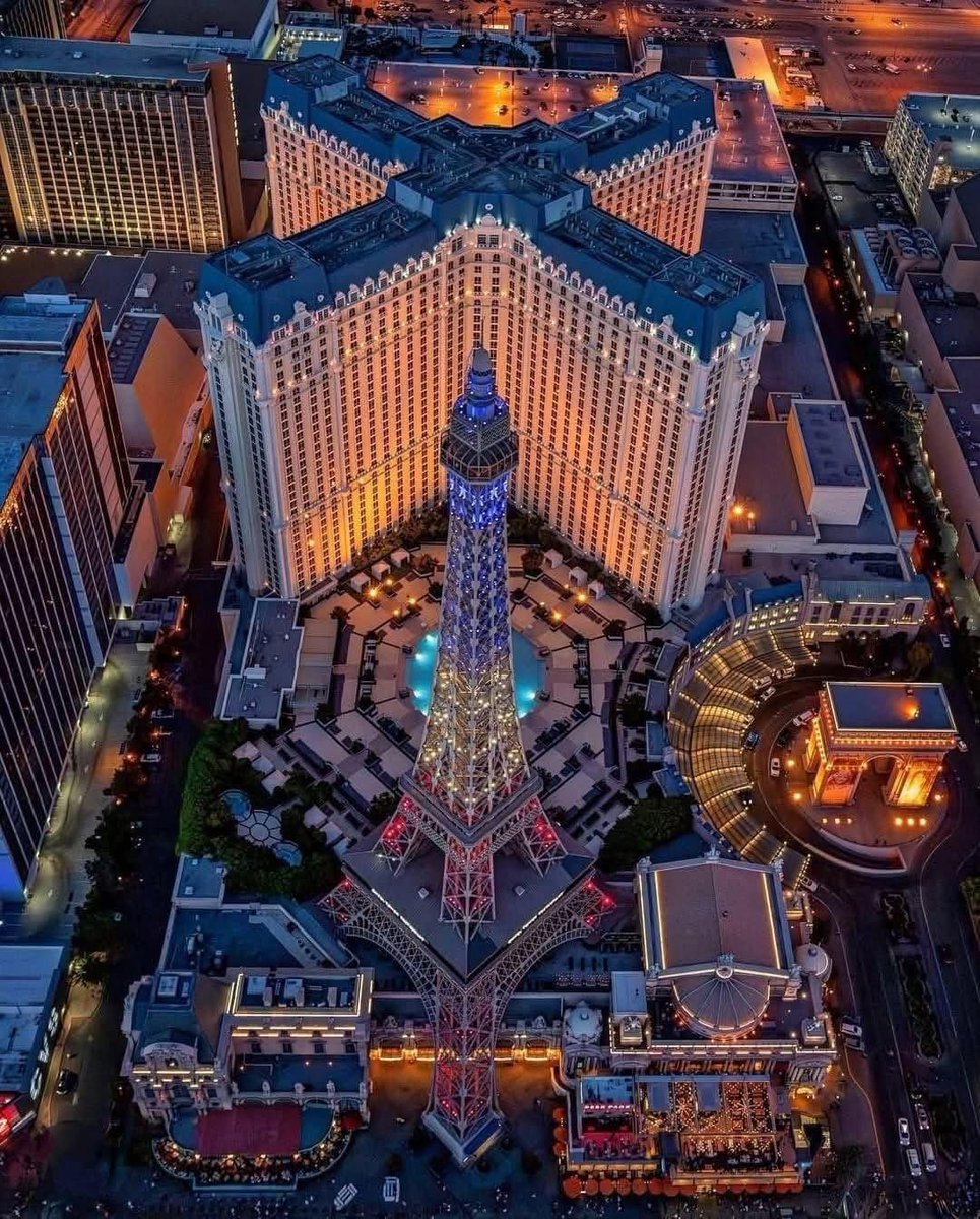 ALLTHINGSLVATLV's tweet image. Viva Las Vegas from above!
The Eiffel Tower at Paris Las Vegas never looked so stunning—especially lit up in red, white, and blue!

One of the best ways to see the Strip sparkle is from the sky…

Photo credit: Maverick Helicopters
#ParisLasVegas #EiffelTowerView #VegasLights…