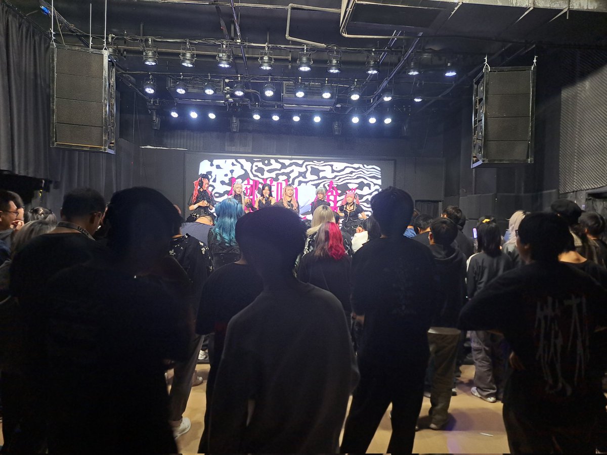 PondWorldOrder's tweet photo. Sentimental Kiss One Man live in Shanghai 🇨🇳🪦
Sentikiss is my one favorite group and has the first one man tour.
Sentikiss in 2024 went to 🇹🇭 and forever in my heart and then I go overseas with them🌐 first time
Congratulations,2nd anniversary🎉
#SentimentalKiss https://t.co/obE6Oa6Tjr
