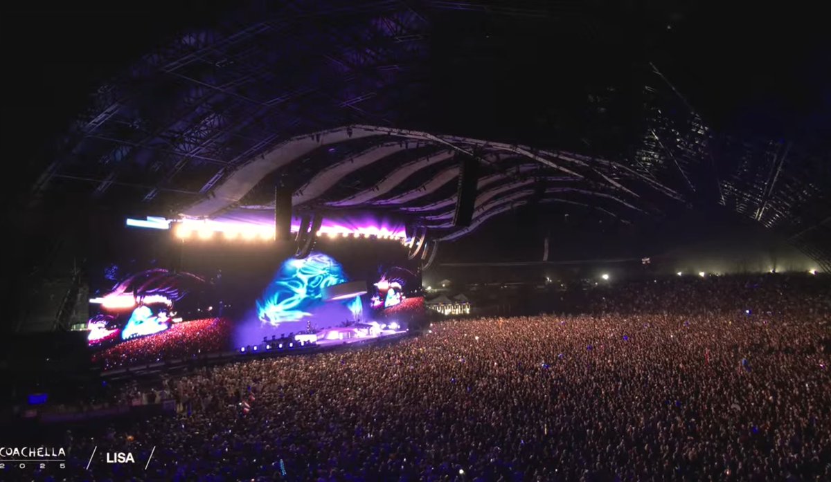 trituseben's tweet photo. The hill was also packed! Looks like everyone was at the sahara for lisa’s stage🥹

THAICONIC LISA COACHELLA 
#LISACHELLA #Coachella2025 https://t.co/XuUVczvBXW