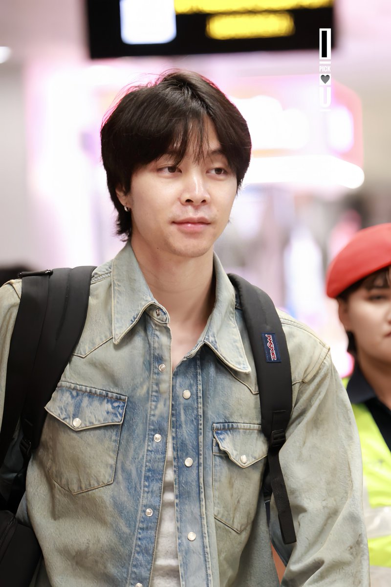 wintersuhs's tweet photo. there’s just something about 30-year-old johnny, barefaced with that subtle facial hair that i can’t even explain it’s so unreal https://t.co/yoMiUfyick