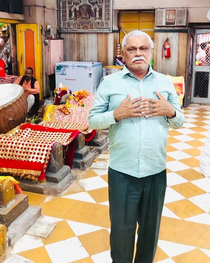 VMotasada's tweet photo. राजस्थान के रामदेवरा में स्तिथ बाबा रामदेवजी की समाधि पर श्री एल.के. बारड़ साहब द्वारा १२ बीज का संकल्प लिया गया था जो आज पूर्ण हुआ ।

🙏🏻 ॥जय रामापीर॥ 🙏🏻

#ramdevpir #vanrajsinh_barad_motasada #lionet_on_field #shi_LK_barad #ramevra #ranuja #rajsthan #india https://t.co/r8H0S20Bkj