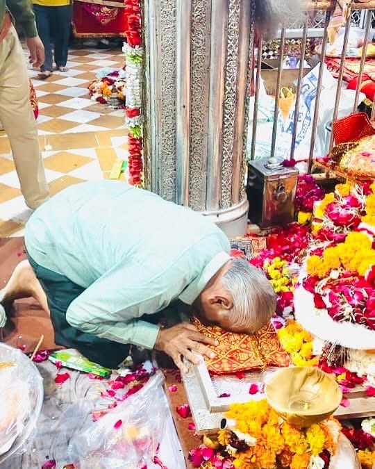 VMotasada's tweet photo. राजस्थान के रामदेवरा में स्तिथ बाबा रामदेवजी की समाधि पर श्री एल.के. बारड़ साहब द्वारा १२ बीज का संकल्प लिया गया था जो आज पूर्ण हुआ ।

🙏🏻 ॥जय रामापीर॥ 🙏🏻

#ramdevpir #vanrajsinh_barad_motasada #lionet_on_field #shi_LK_barad #ramevra #ranuja #rajsthan #india https://t.co/r8H0S20Bkj