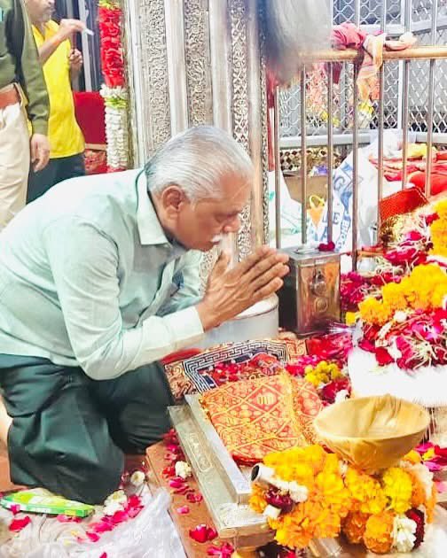 VMotasada's tweet photo. राजस्थान के रामदेवरा में स्तिथ बाबा रामदेवजी की समाधि पर श्री एल.के. बारड़ साहब द्वारा १२ बीज का संकल्प लिया गया था जो आज पूर्ण हुआ ।

🙏🏻 ॥जय रामापीर॥ 🙏🏻

#ramdevpir #vanrajsinh_barad_motasada #lionet_on_field #shi_LK_barad #ramevra #ranuja #rajsthan #india https://t.co/r8H0S20Bkj