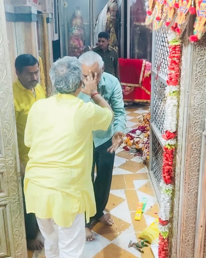 VMotasada's tweet photo. राजस्थान के रामदेवरा में स्तिथ बाबा रामदेवजी की समाधि पर श्री एल.के. बारड़ साहब द्वारा १२ बीज का संकल्प लिया गया था जो आज पूर्ण हुआ ।

🙏🏻 ॥जय रामापीर॥ 🙏🏻

#ramdevpir #vanrajsinh_barad_motasada #lionet_on_field #shi_LK_barad #ramevra #ranuja #rajsthan #india https://t.co/r8H0S20Bkj