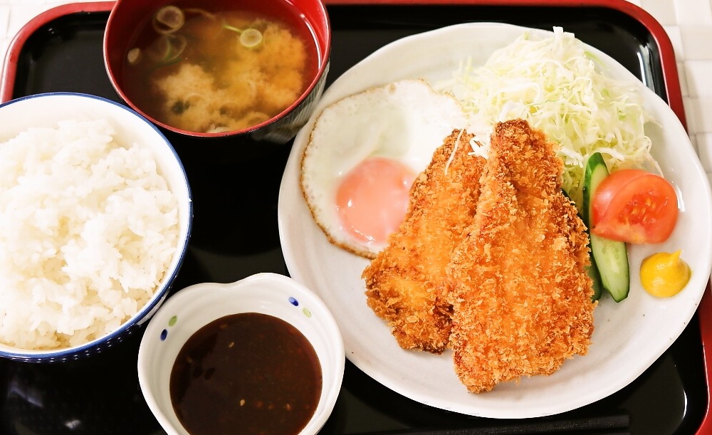 実は・・新メニューはじまってまーす😊
食べ応えのある肉厚系チキンかつ☆
ご飯大盛りのガッツリ定食となっております👏
お米の値段は上がり続けてますが、まずはたくさん食べて元気にいきましょう‼
＃鳥取市　#ランチ #企業公式春のフォロー祭り