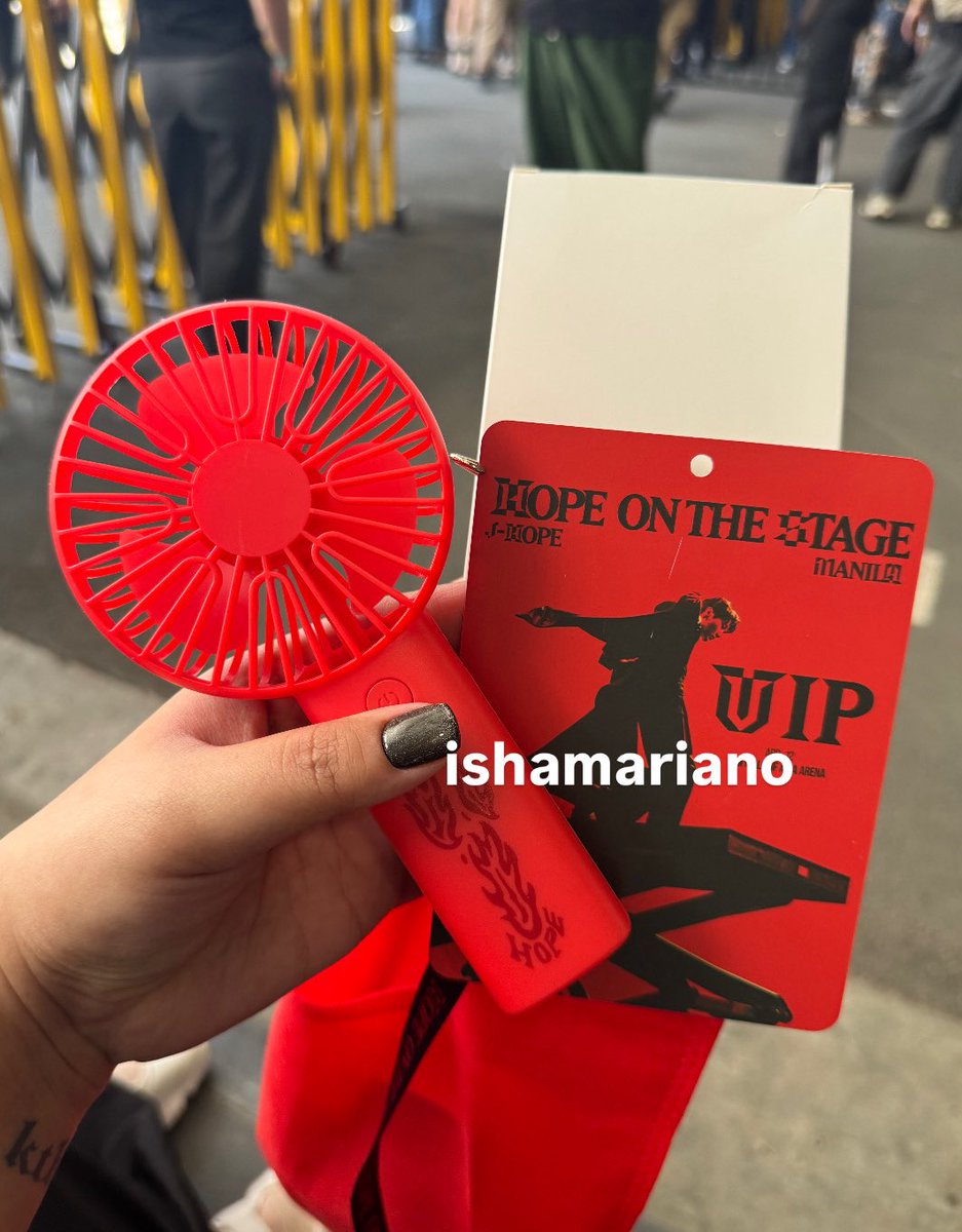 ishyungshi's tweet photo. VIP GIFT HOTS MANILA 🙂❤️‍🔥 ehhh ok 
#HOPE_ON_THE_STAGE_TOUR_Manila https://t.co/W36JtFiWE0