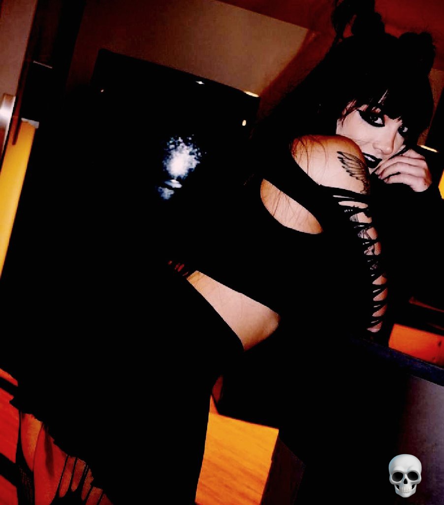HerLethalPoison's tweet photo. Late night picture. 

Wanna come and play in the dark with me? https://t.co/B7EUw1ob4t