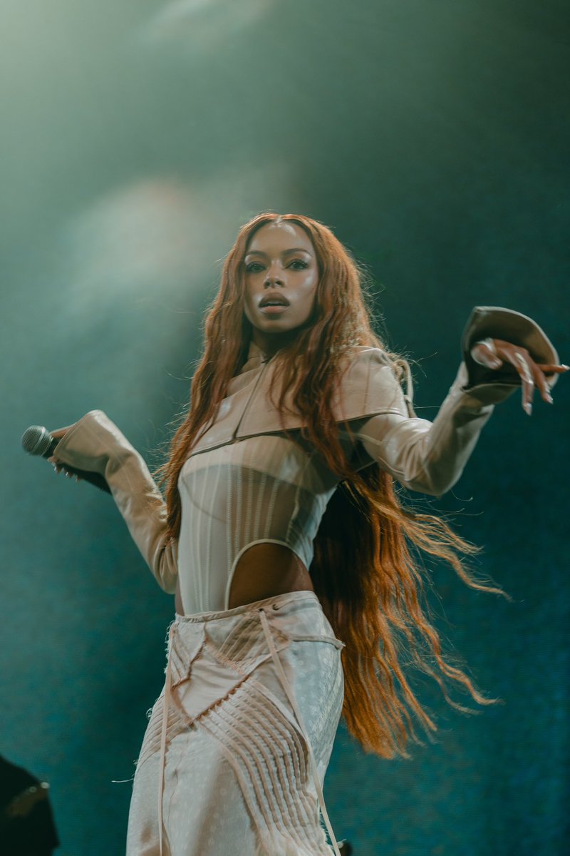 Ravyn Lenae stuns for her Coachella debut. 📸: Christina Demertzi