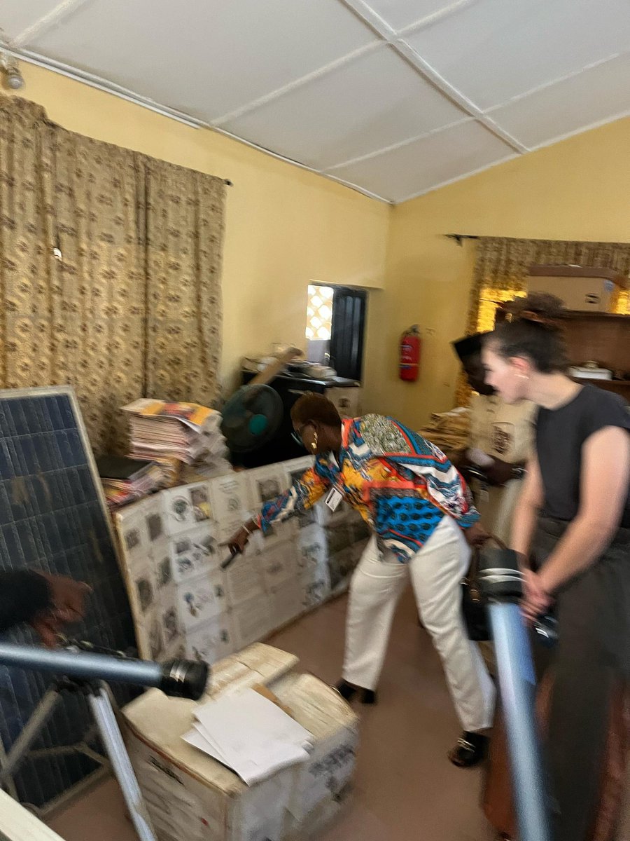 solar_queen01's tweet photo. Went back to my alma mater @bowenuniversity with some partners and saw my first solar project from 2003 - a solar powered school logo 🌞

Also spotted @ashdamsolar first job (2007) displayed at the solar energy lab. So nostalgic. Proof that small steps can lead to lasting impact https://t.co/GhXh7AHeQY