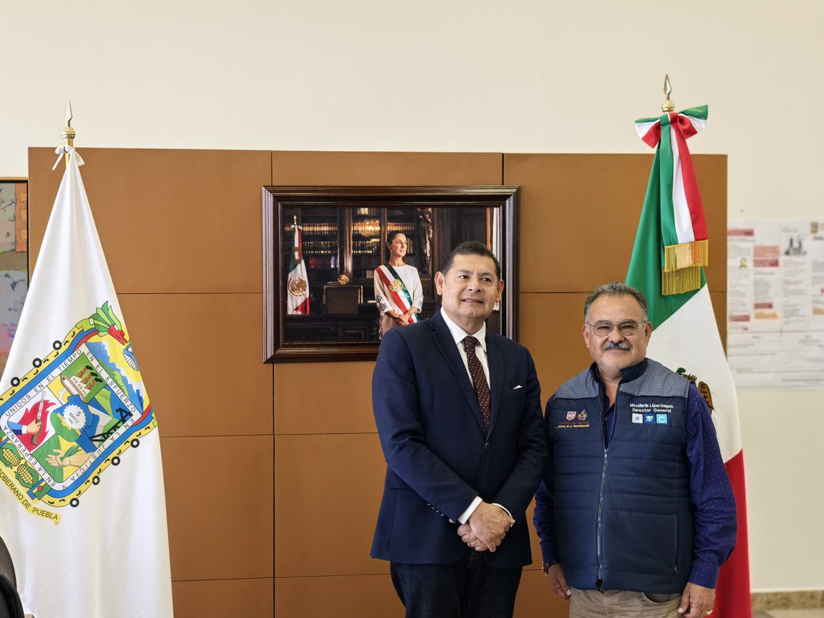 DirectorSTE's tweet photo. Hoy tuvimos reunión de trabajo compartiendo las mejores prácticas en Trolebús, Tren Ligero y Cablebús con el Gobernador de Puebla @armentapuebla_ y su gabinete https://t.co/Zfs8sdFxiO