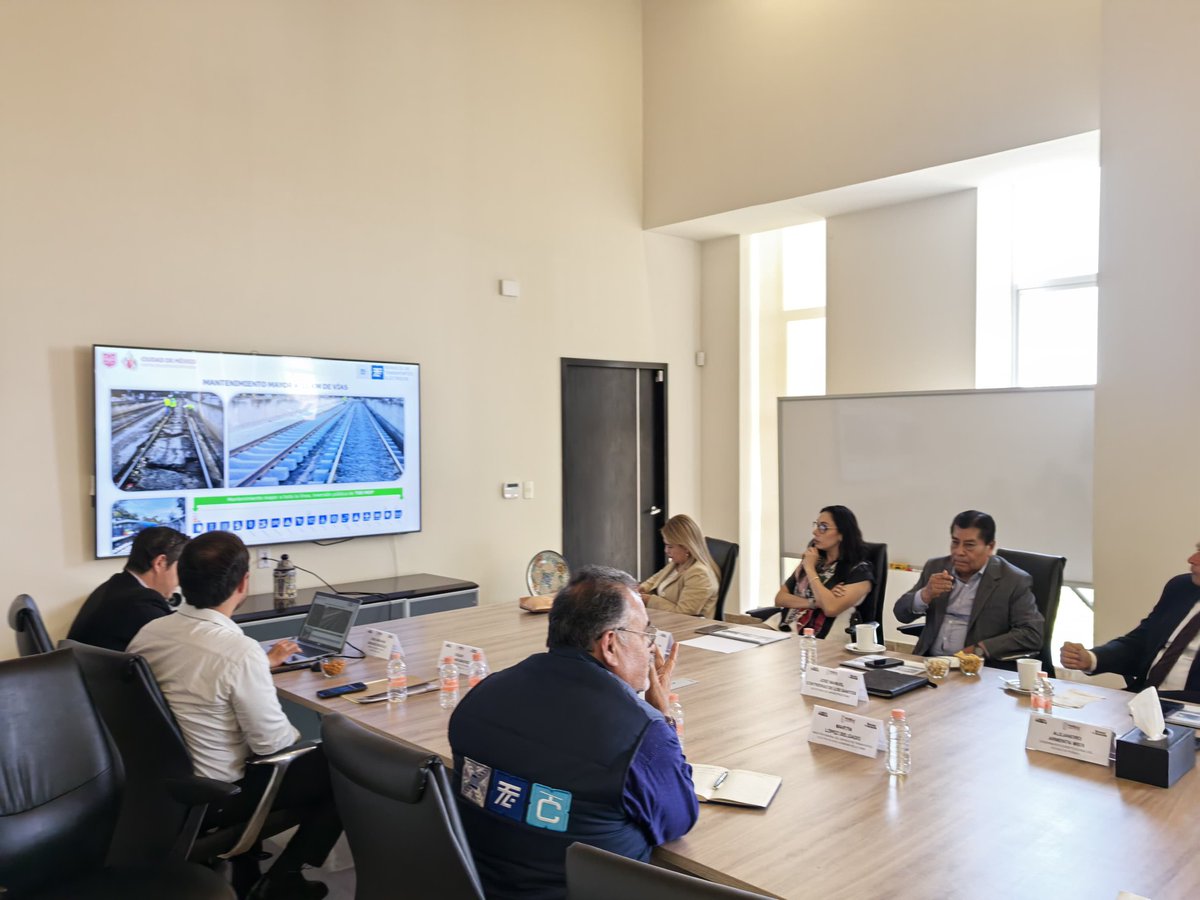 DirectorSTE's tweet photo. Hoy tuvimos reunión de trabajo compartiendo las mejores prácticas en Trolebús, Tren Ligero y Cablebús con el Gobernador de Puebla @armentapuebla_ y su gabinete https://t.co/Zfs8sdFxiO