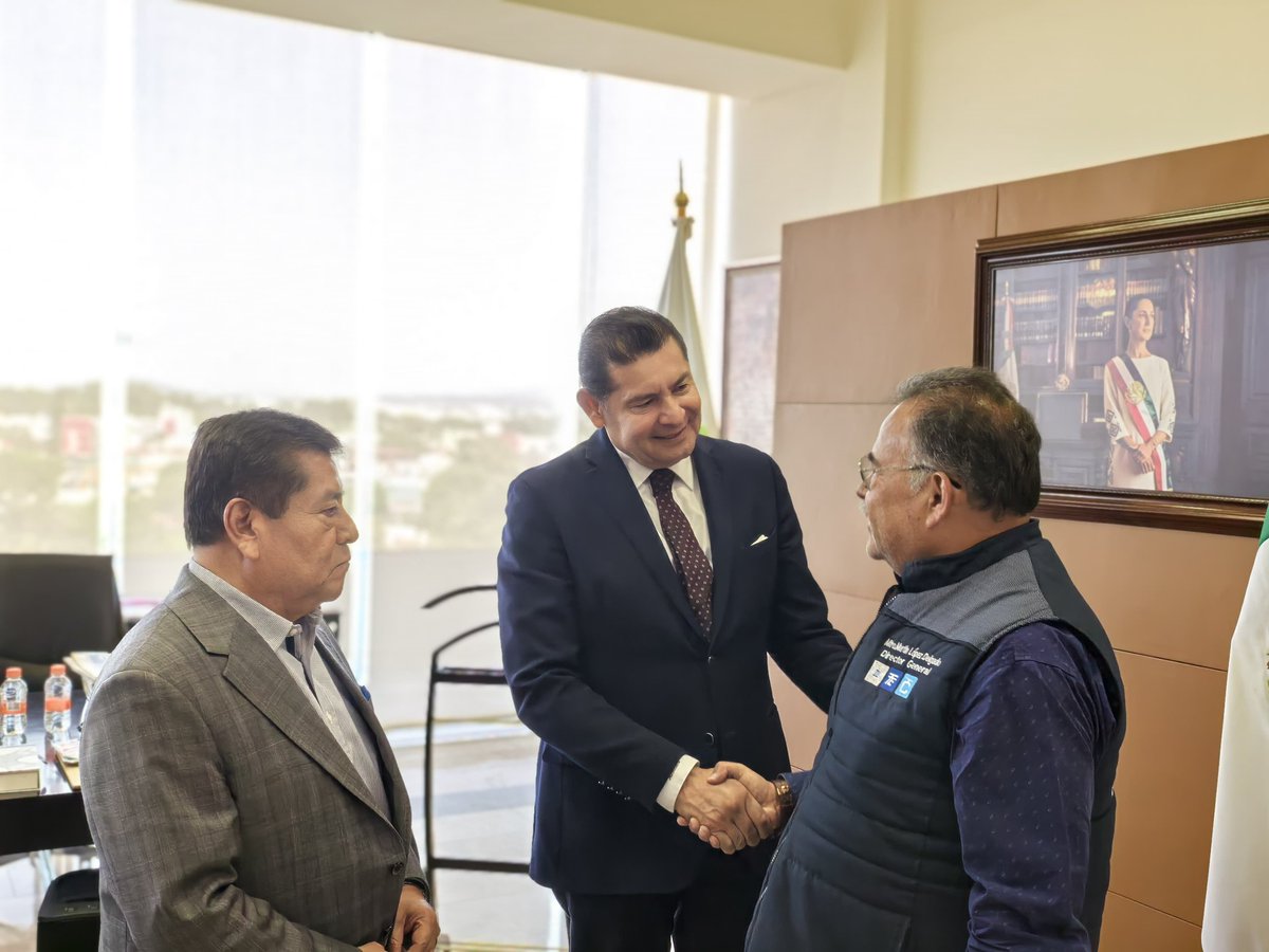 DirectorSTE's tweet photo. Hoy tuvimos reunión de trabajo compartiendo las mejores prácticas en Trolebús, Tren Ligero y Cablebús con el Gobernador de Puebla @armentapuebla_ y su gabinete https://t.co/Zfs8sdFxiO