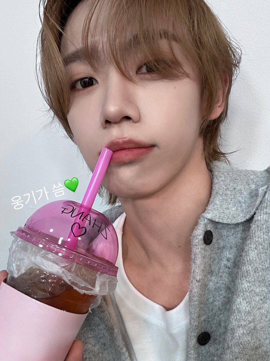 AHOF_official's tweet photo. 🫶역시 웅기💚💚
   
#AHOF #아홉
#SHUAIBO #장슈아이보 https://t.co/aqNm4GxKYr