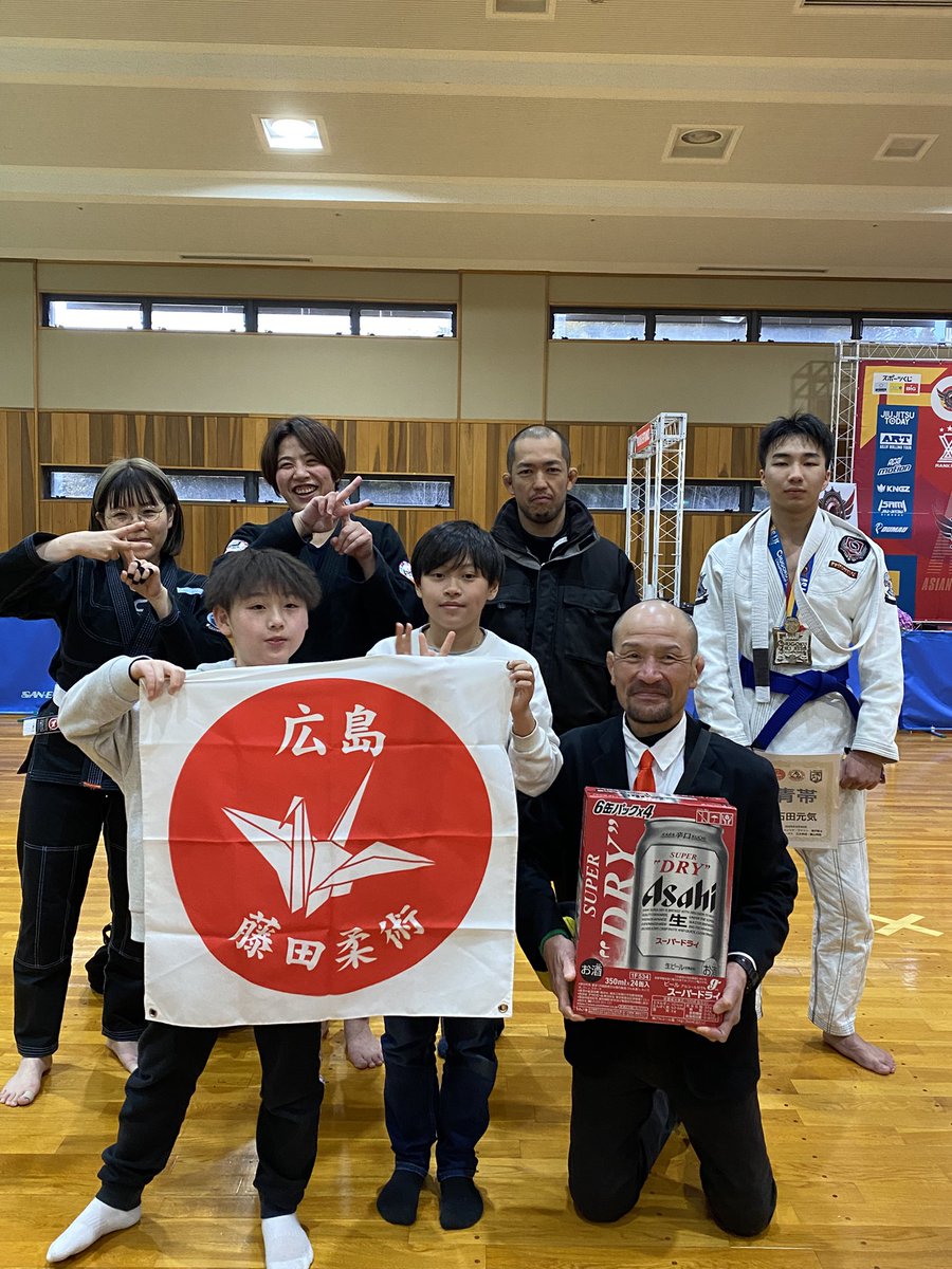 fujitajiujitsu's tweet photo. もう先月になりますが、

岩国市総合体育館でのASJJF中国大会､

わしは運良く､

それよりも､子供から大人まで頑張って団体優勝🏆

わしはとても嬉しい😃

#藤田柔術
#広島柔術
#広島格闘技
#広島習い事 https://t.co/IFwNCpgmsa