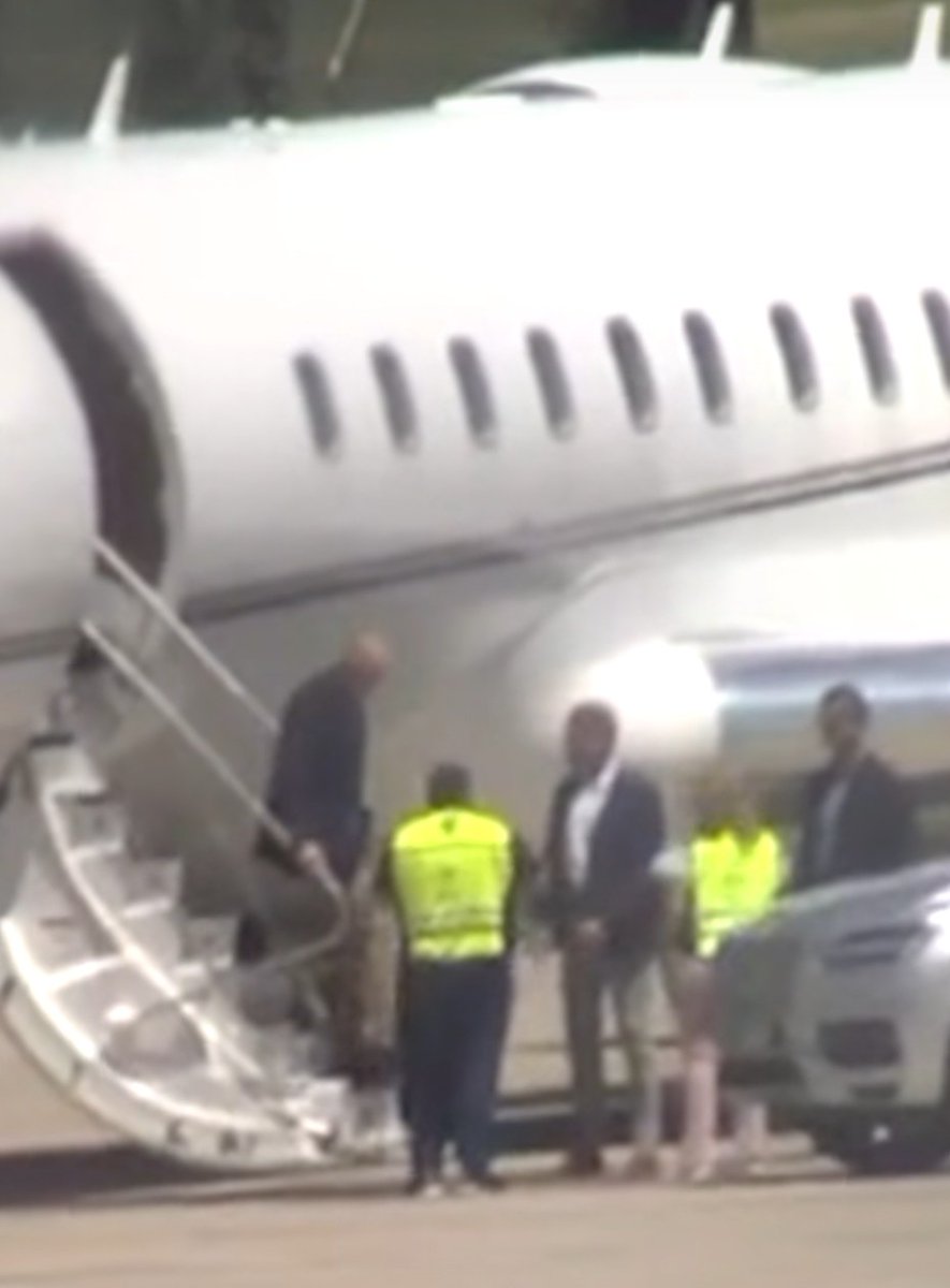ryo_hermoso's tweet photo. Para los que dicen que es el Rey Juan Carlos.🥳

Este es el Rey Juan Carlos 
Vean que es otro tipo de avión, con muchas más ventanillas 

El otro es privado con ventanillas redondas y muy poquitas.👇 https://t.co/xN1q6JlgfH