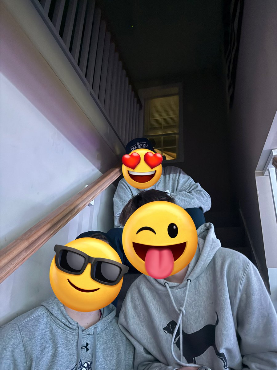 tappedinpierre's tweet photo. Talk to the ladies? Nah. Pierre and friends are discussing who’s hotter. Scuba, Lily #Lank, MKC (Mary Kate) and Nikki. Let’s just say it’s between MKC and LL #dividedhouse (pierrehasLL) https://t.co/WeRfnE0UVf