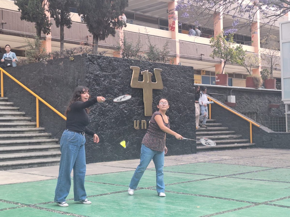 Tlallixim's tweet photo. #ts2025dos
Equipo Creadores.
Aprendimos a jugar bádminton, primero lo hicimos de manera empírica y posteriormente nuestros compañeros nos enseñaron un poco de la técnica para el lanzamiento.  🏸 https://t.co/Mq70u83ggM