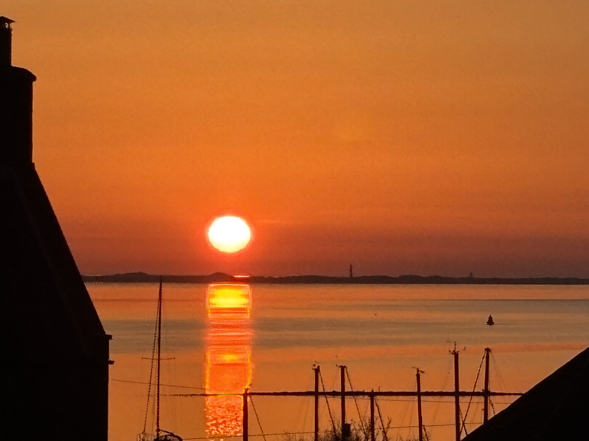 lzbthcarrellis's tweet photo. Mother Nature makes menopausal insomnia worth it… #NEScotland #Tayside #MorningVibes https://t.co/YvyAc4ULqI