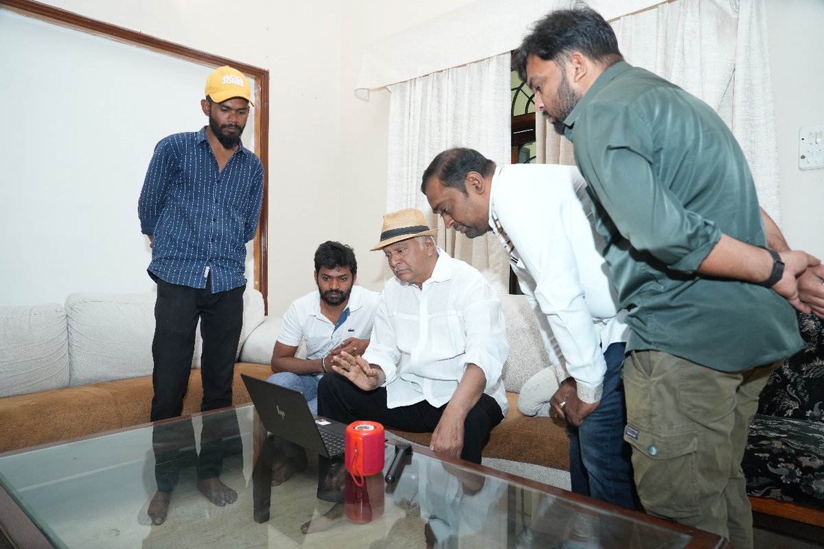 YourTFPA's tweet photo. Actor #RajendraPrasad unveils the soulful melody #YeruvaakaAage
From the film #JagameriginaSatyam 

In cinemas April 18th
 https://t.co/Jv2TMAxHD9

#AchaVijayBhasker
@pale_thirupathi #AvinashVarma14 #AadyaReddyyy #NeelimaPathakamsetti #SureshBobbili
@SreedharSri4u @BigFishMedias https://t.co/0couw9Y3j6