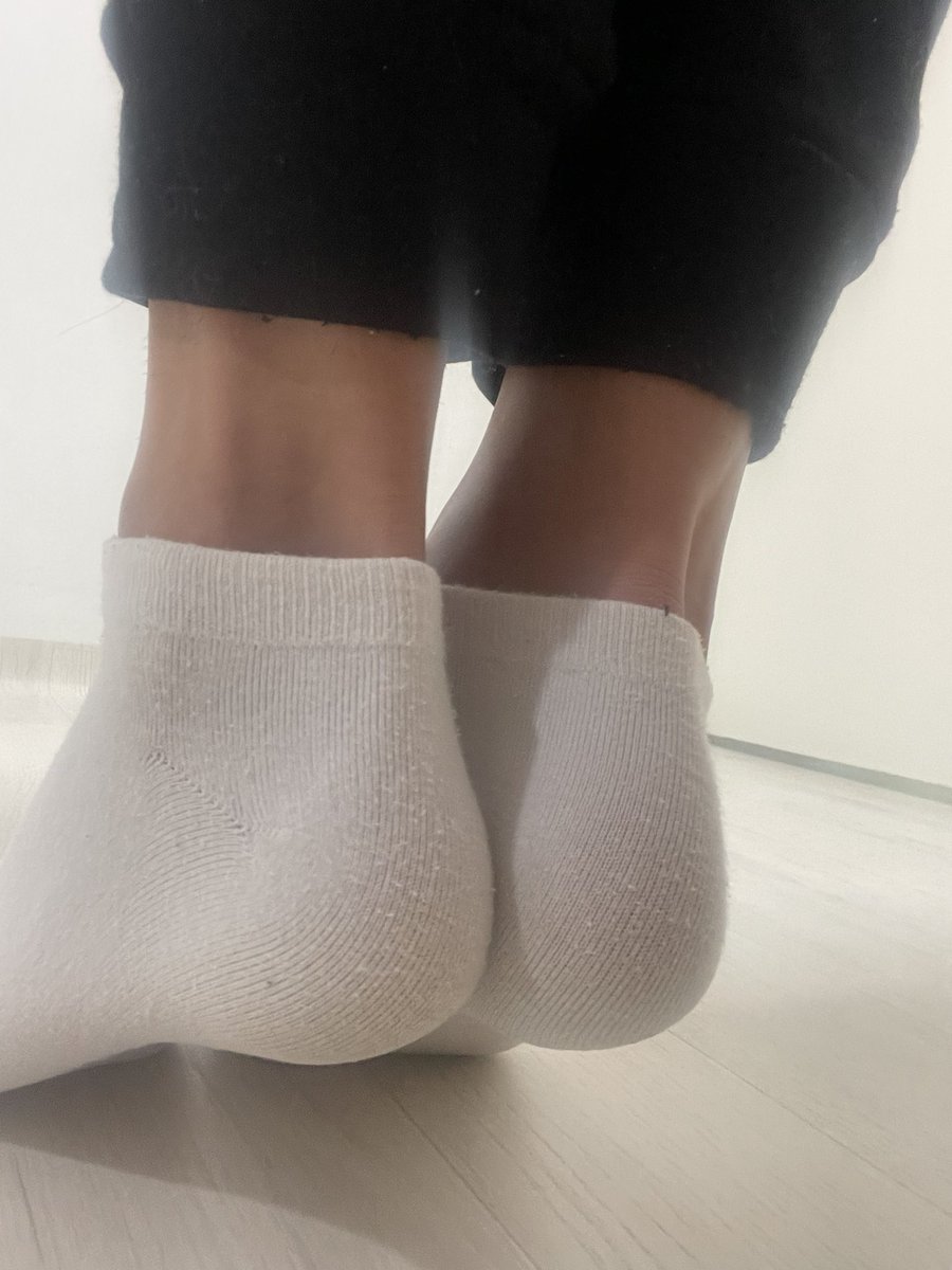 제 생각엔 종아리 체벌은 엉덩이와 다르게 강도를 정할 필요가 전혀 없어요

애초에 노출이 쉬운 종아리를 맞겠다는건 각오하고 잘못에 대한 댓가를 치루겠다는 뜻인데 때리는 사람이 때리는만큼 맞으면 되는 단순한 부위에요.
허벅지는 종아리가 터지기 직전 나머지 댓수를 채우기 위한 부위랍니다.