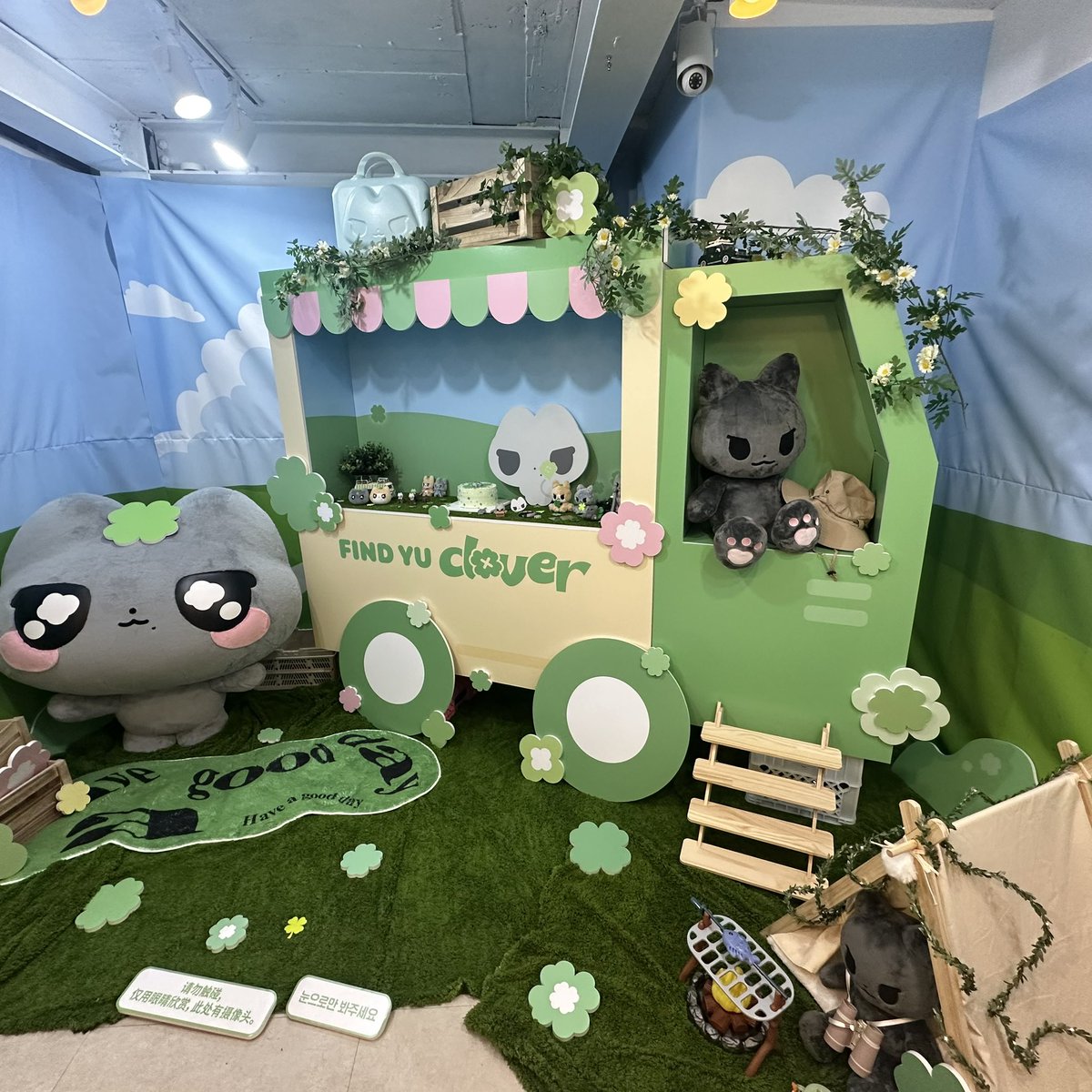 actually_0_15's tweet photo. #findyuclover #찾았다클로버
#카리나 #karina 

레디백, 티셔츠 포카 홀더 까지 getcha😍🥰
찌먕아 조아해💙
레디백을 뽑아준 동생에게 축복을🎉🎉 https://t.co/Wtk3jv08kM