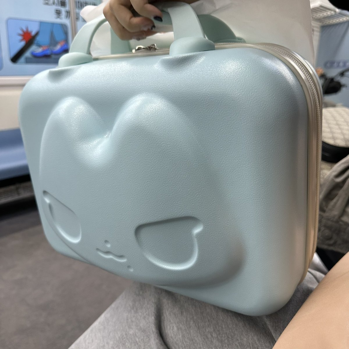 actually_0_15's tweet photo. #findyuclover #찾았다클로버
#카리나 #karina 

레디백, 티셔츠 포카 홀더 까지 getcha😍🥰
찌먕아 조아해💙
레디백을 뽑아준 동생에게 축복을🎉🎉 https://t.co/Wtk3jv08kM