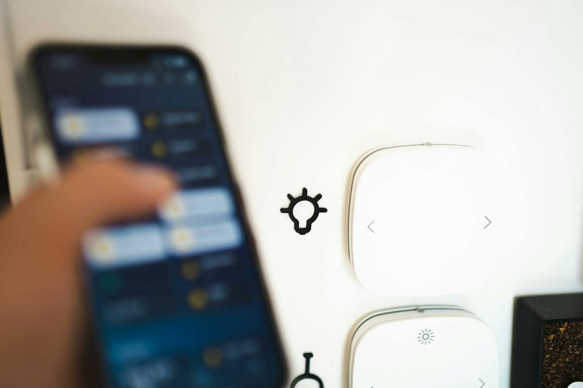 WraptelDataSIM's tweet image. Fun Fact: eSIM technology allows devices to store multiple network profiles, making it a game-changer for frequent travelers and IoT applications! 🌐
