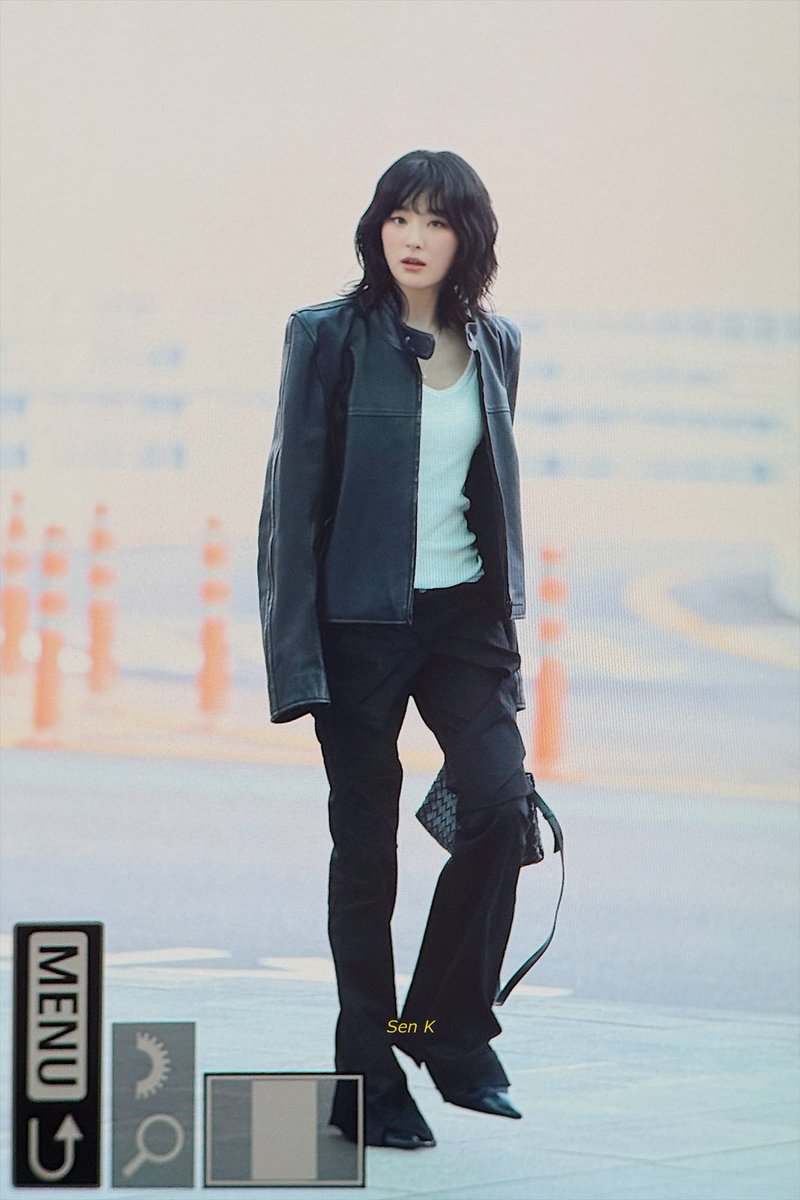 sensible_k's tweet photo. 250412 출국 #슬기 #seulgi https://t.co/BrO9DdE8Rn