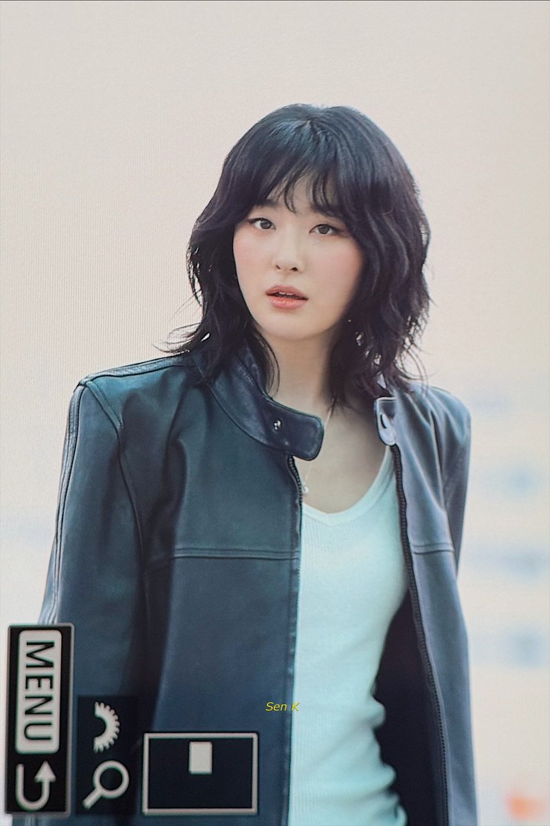 sensible_k's tweet photo. 250412 출국 #슬기 #seulgi https://t.co/BrO9DdE8Rn