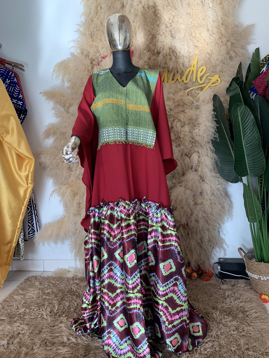 Mixed prints never looked this good, peep this boubou, a mixture of silk, Miranda and Asoke. 😍 D2500