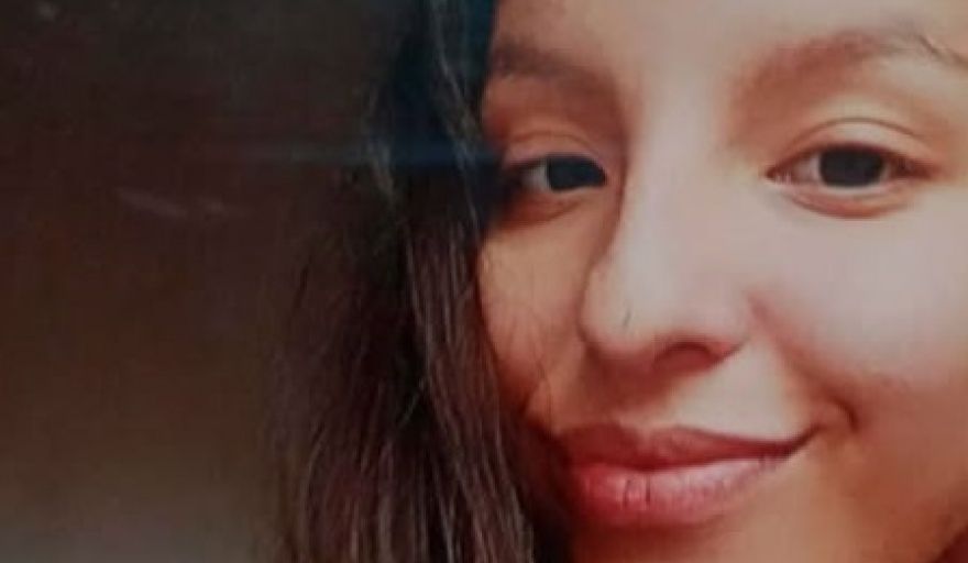 desaparecidaorg's tweet photo. Julieta Ojeda tiene 21 años, desapareció el 10/4/25 en Mar de Ajó, partido de la Costa, provincia de Buenos Aires. Es delgada, altura 1,52. Vestía remera mostaza, pantalón negro y zapatillas negras con rayas blancas a los costados. Por favor avisar #Urgente al ☎️911

#MarDeAjo https://t.co/P5f6HP6BzX