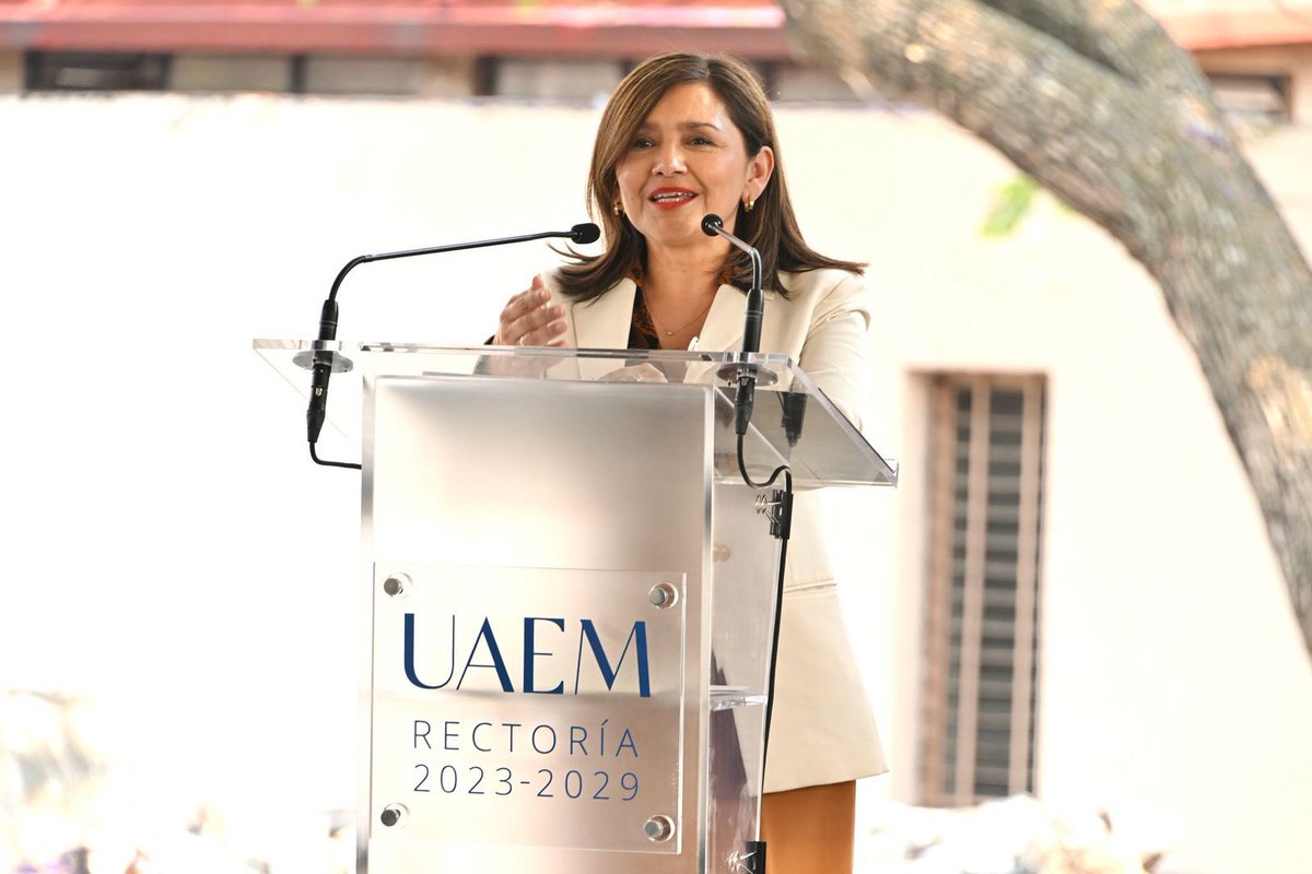 uaemorelos's tweet photo. La rectora de la UAEM, Viridiana León Hernández @vaydee encabezó la ceremonia por el 75 aniversario de la Preparatoria 1 Vespertina de Cuernavaca.
Se entregaron reconocimientos y fue develada una placa conmemorativa en el marco de una muestra cultural.
#SomosUAEM #PrepaUno #UAEM https://t.co/iwVGVdQQxq