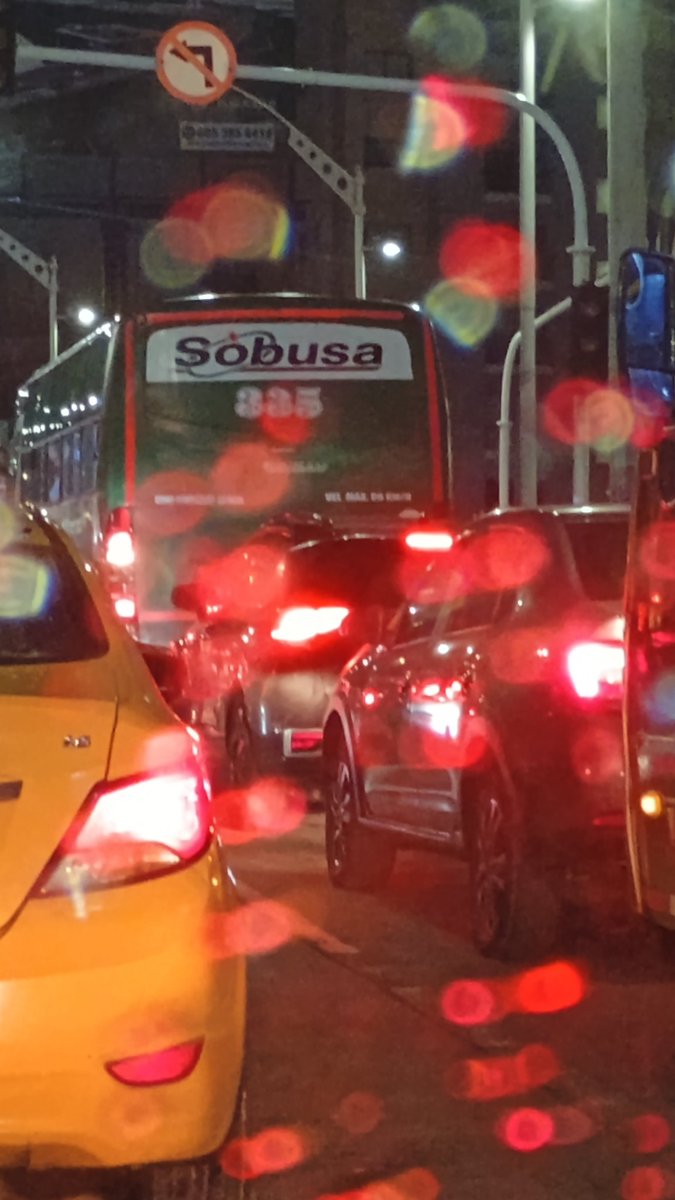 Rigo7910's tweet photo. CRA 51b a la altura de Makro congestión sin semáforos @TransitoBaq #barranquilla @AtlanticoEmi https://t.co/1cw6llZzhb