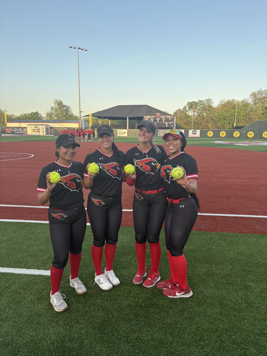 CoachCrabtree's tweet image. Friday night under the lights was good to us! Bombs away and a NO NO from Loise!